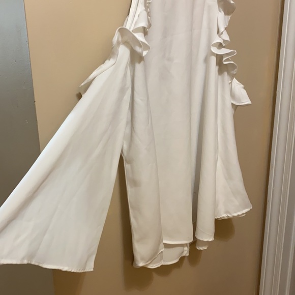 White flowy bell sleeve top with cut out shoulders - Picture 2 of 3